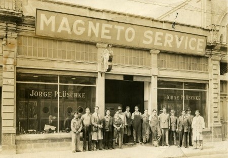 Fachada histórica del taller familiar Magneto Eléctrico con su equipo de trabajo