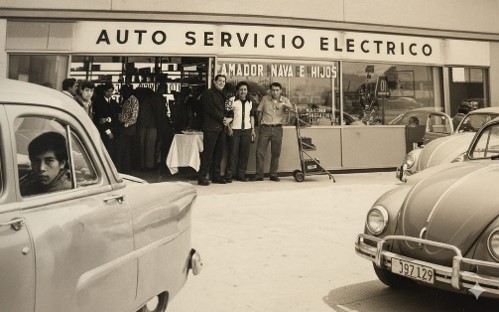 Sucursal de Auto Servicio Eléctrico con automóviles de la época