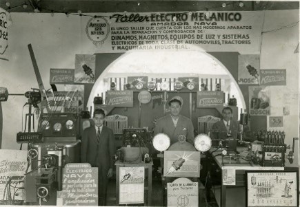 Stand de exhibición del negocio familiar en una feria del sector eléctrico