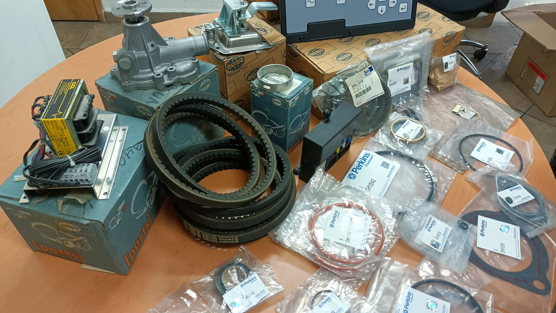Bandas, empaques, sellos, bomba de agua y componentes eléctricos originales listos para entrega