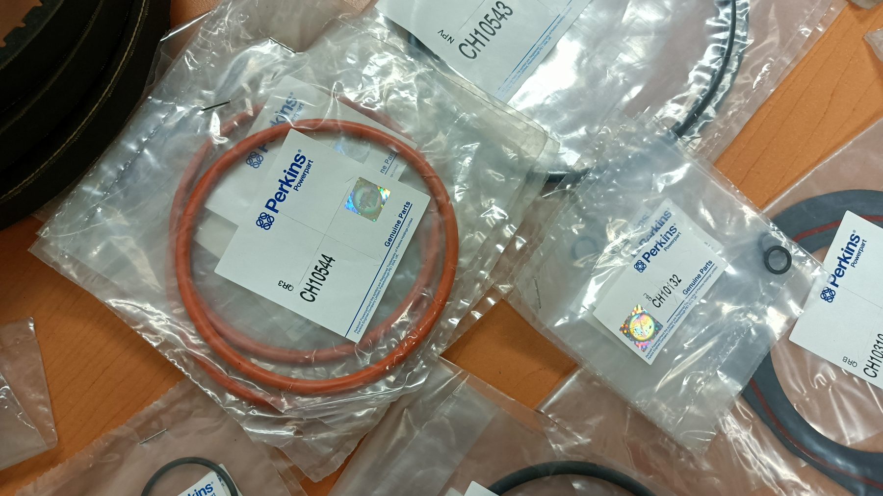 Detalle de sellos y empaques originales en empaque sellado con su número de parte