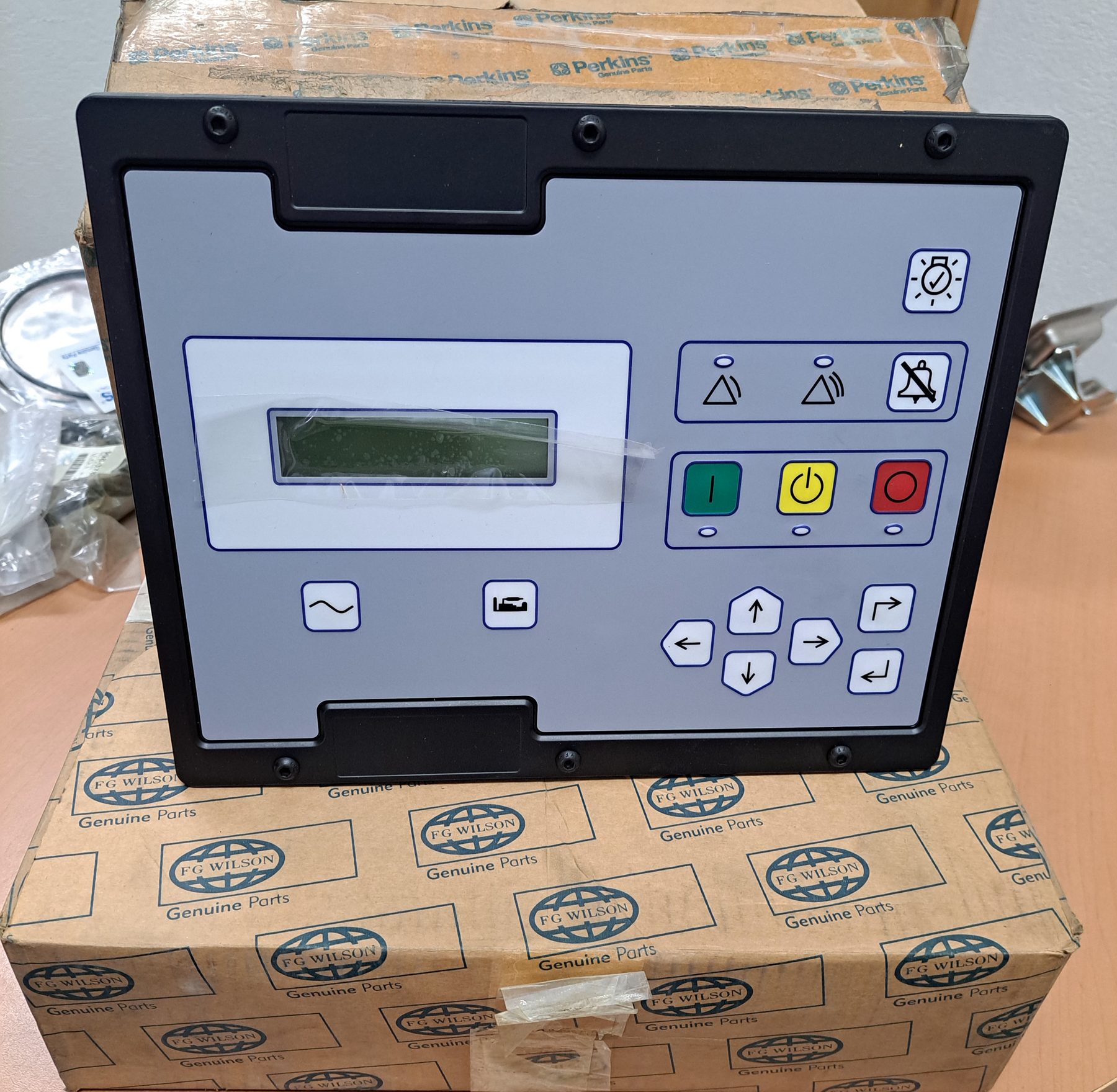 Módulo de control nuevo para generador sobre cajas de refacciones genuinas